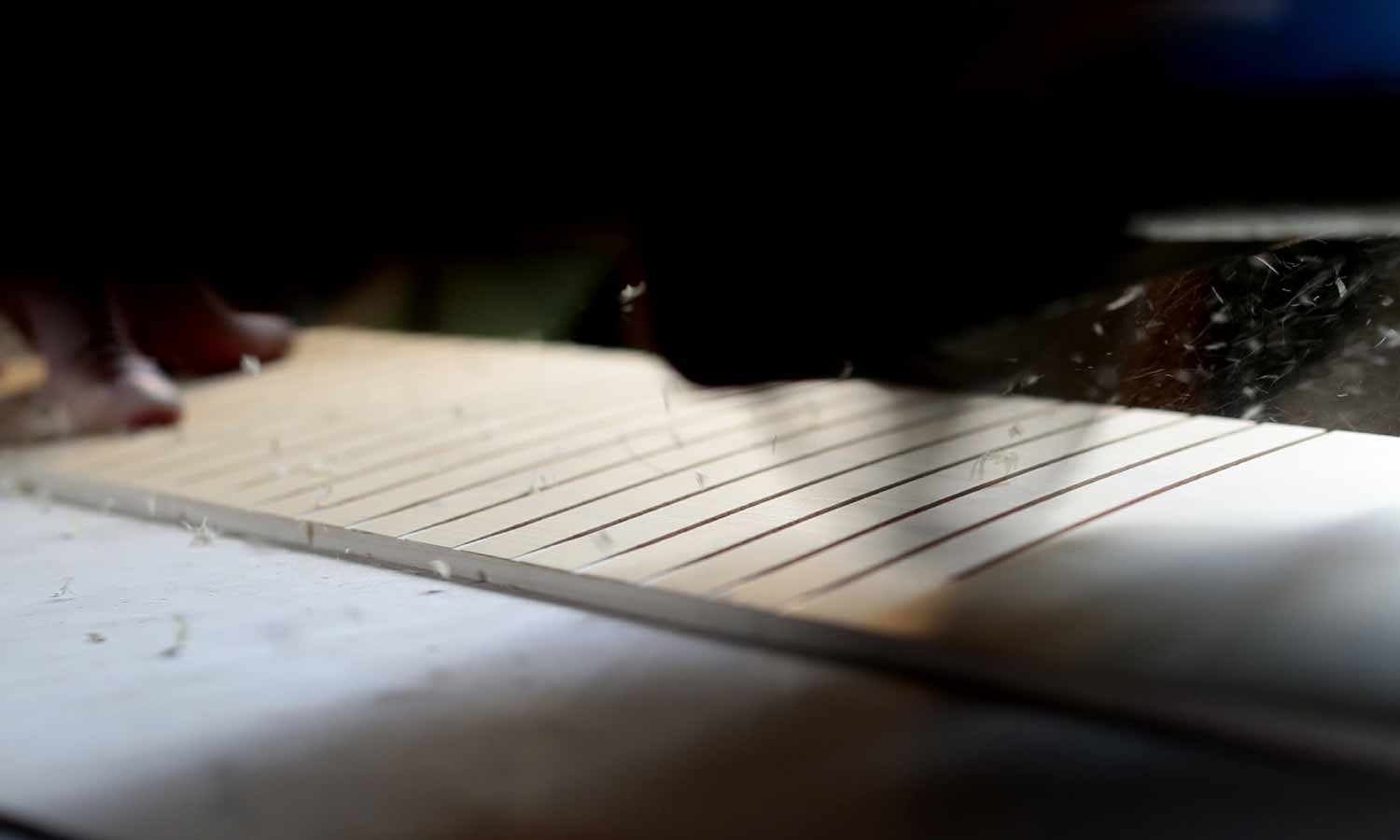 木材に切り込みが入っていく様子