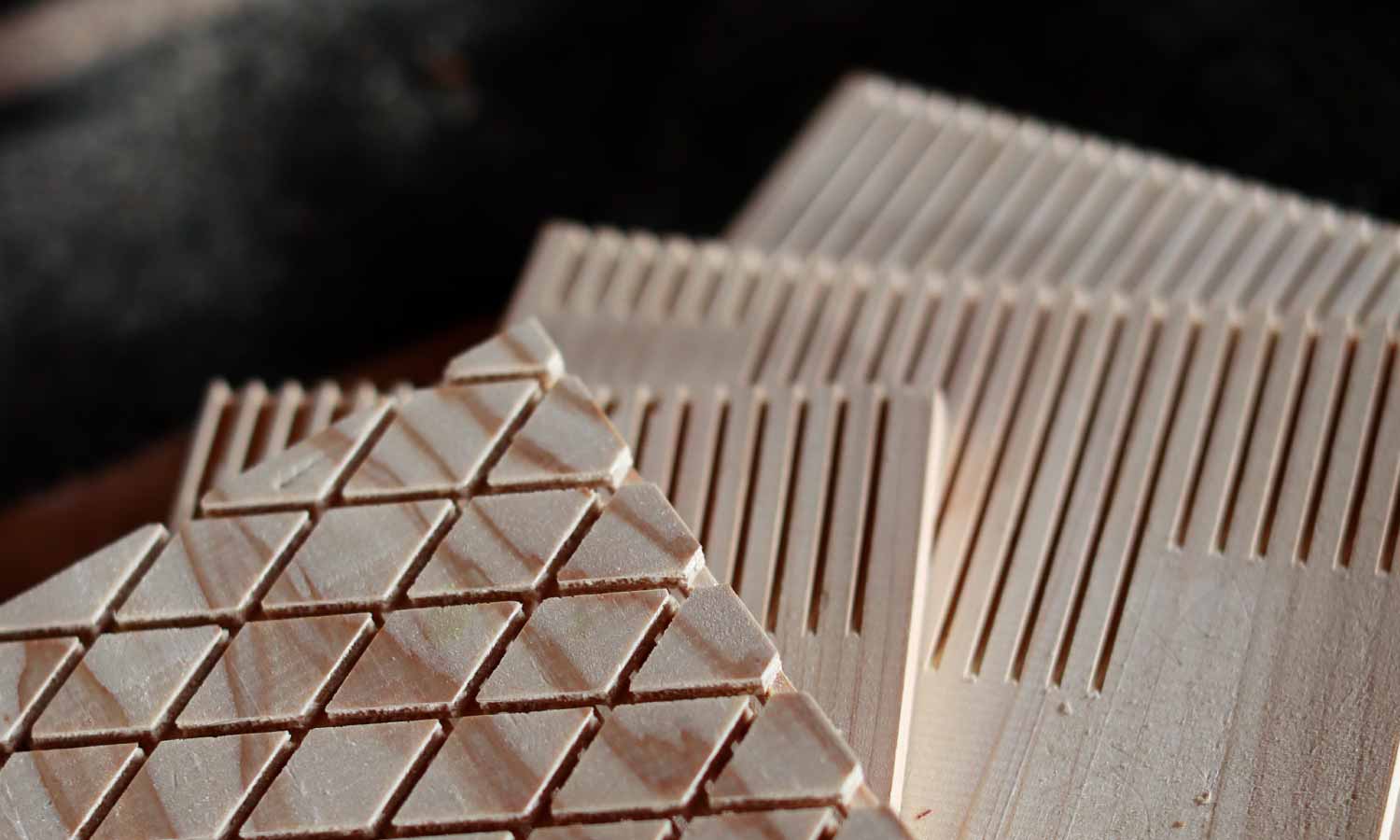 Wスリット工法の切れ込みが入った木材